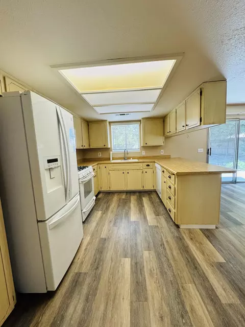 Kitchen - 1433 Janet Dr, Exeter, CA 93221 photo 1 of 4