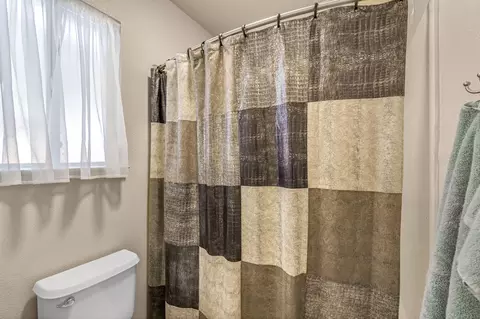 Bath - 3812 E Auburn Dr, Visalia, CA 93292 photo 3 of 3