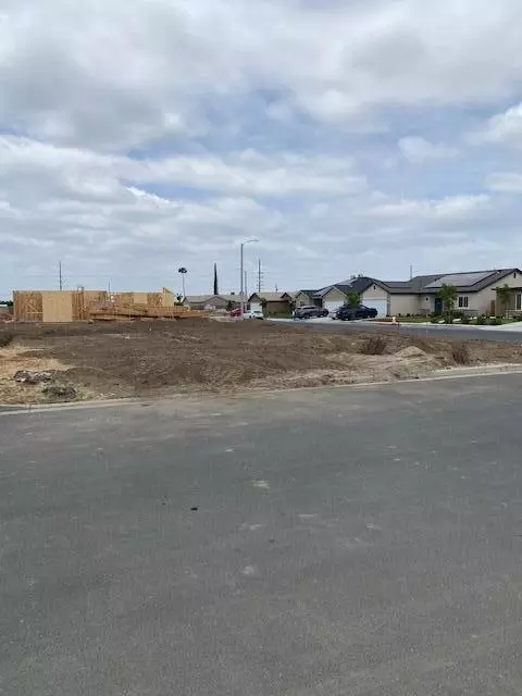 1123 S Creekside Pl E, Porterville, CA 93257