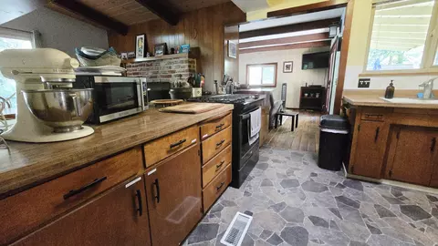 Kitchen - 42690 Heidi Dr, Three Rivers, CA 93271 photo 7 of 12