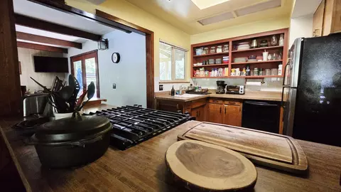 Kitchen - 42690 Heidi Dr, Three Rivers, CA 93271 photo 11 of 12