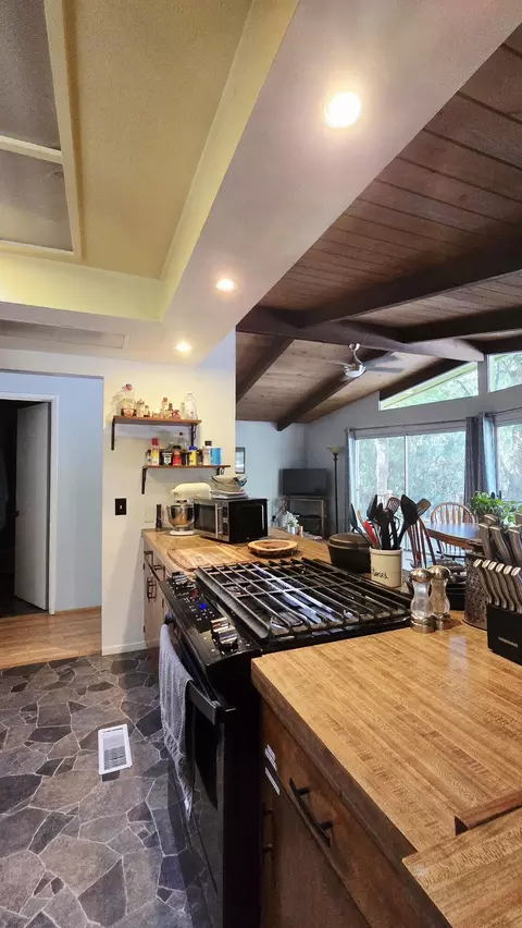 Kitchen - 42690 Heidi Dr, Three Rivers, CA 93271 photo 8 of 12