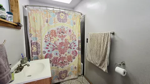 Bath - 42690 Heidi Dr, Three Rivers, CA 93271 photo 1 of 7