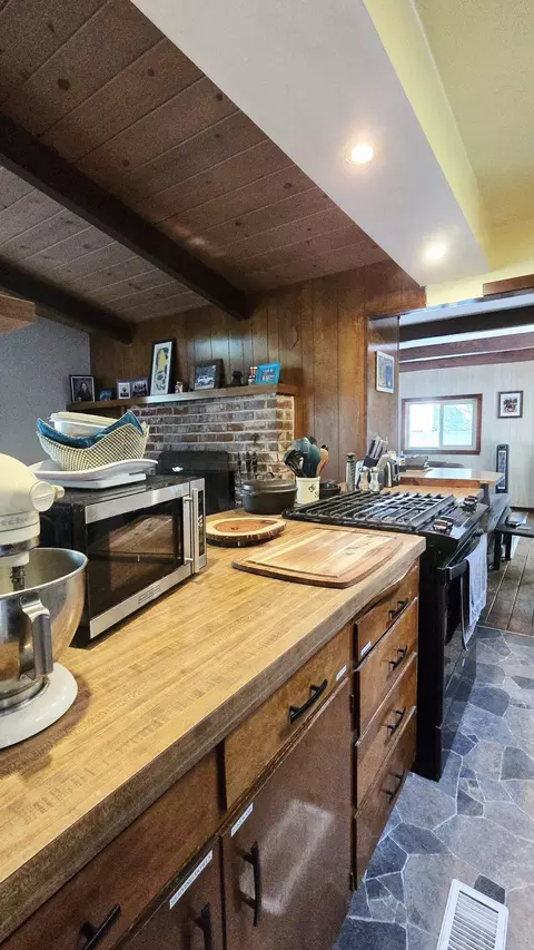 Kitchen - 42690 Heidi Dr, Three Rivers, CA 93271 photo 9 of 12