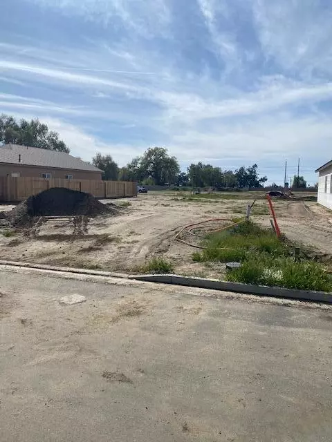 1173 S Creekside Pl E, Porterville, CA 93257