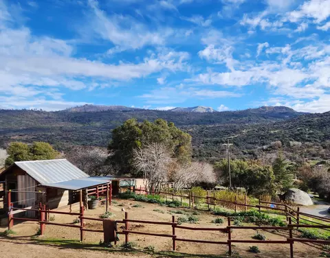51090 Eshom Valley Dr, Badger, CA 93603