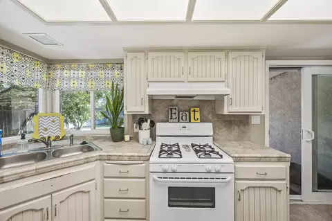 Kitchen - 1121 E Paradise Ave, Visalia, CA 93292 photo 3 of 4