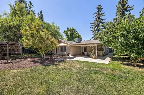 Exterior - 1121 E Paradise Ave, Visalia, CA 93292 photo 4 of 7