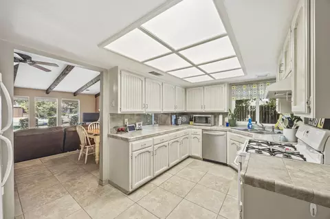 Kitchen - 1121 E Paradise Ave, Visalia, CA 93292 photo 2 of 4