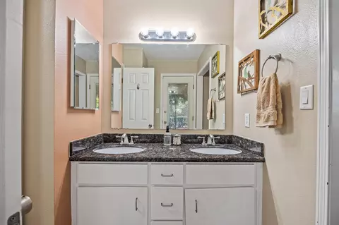 Bath - 1121 E Paradise Ave, Visalia, CA 93292 photo 5 of 6