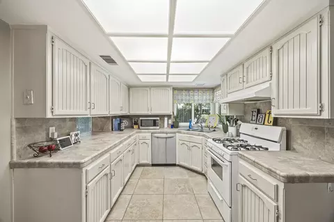 Kitchen - 1121 E Paradise Ave, Visalia, CA 93292 photo 1 of 4