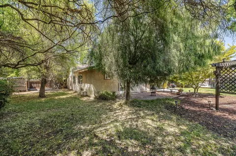 Exterior - 1121 E Paradise Ave, Visalia, CA 93292 photo 6 of 7