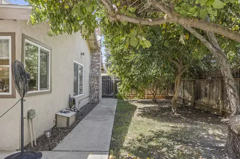 Exterior - 1121 E Paradise Ave, Visalia, CA 93292 photo 5 of 7