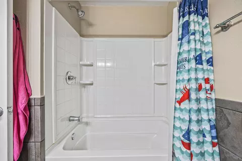 Bath - 1121 E Paradise Ave, Visalia, CA 93292 photo 2 of 6