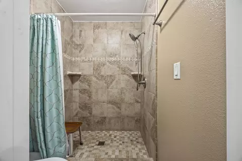Bath - 1121 E Paradise Ave, Visalia, CA 93292 photo 6 of 6