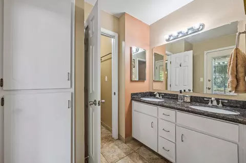 Bath - 1121 E Paradise Ave, Visalia, CA 93292 photo 4 of 6