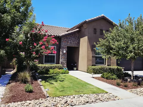 1021 S Manzanita St, Visalia, CA 93292
