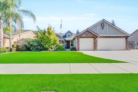 2933 W Oriole Ave, Visalia, CA 93291