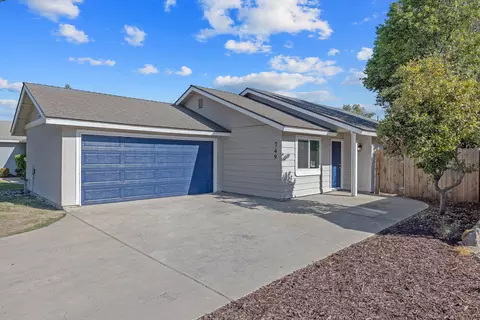 749 W Robin Dr, Visalia, CA 93291