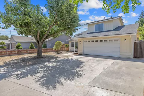 821 W Lark Ct, Visalia, CA 93291