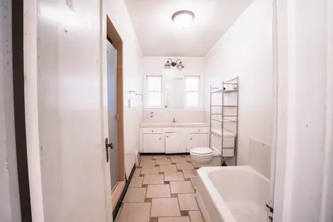 Bath - 895 E Cross Ave, Tulare, CA 93274 photo 1 of 1