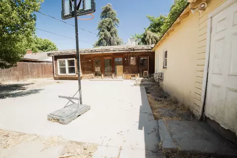 Exterior - 895 E Cross Ave, Tulare, CA 93274 photo 9 of 10