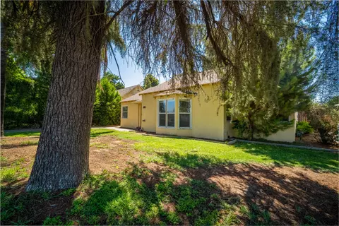 Exterior - 895 E Cross Ave, Tulare, CA 93274 photo 5 of 10