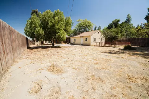 Exterior - 895 E Cross Ave, Tulare, CA 93274 photo 7 of 10