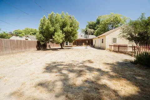 Exterior - 895 E Cross Ave, Tulare, CA 93274 photo 8 of 10