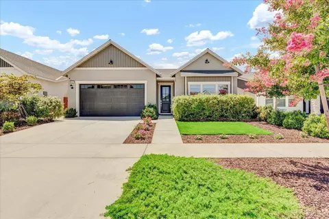 2427 W Heather Ln, Hanford, CA 93230