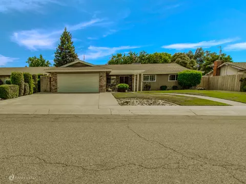 1009 W Laura Ave, Visalia, CA 93277