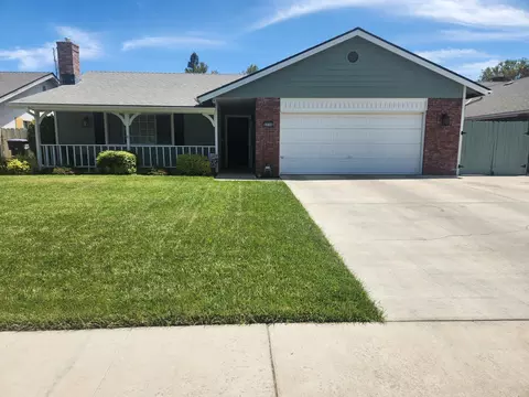 2110 S Sebastian Ct, Visalia, CA 93277