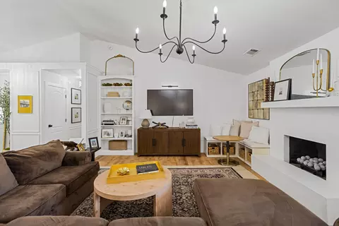 Living - 331 E Washington Ave, Tulare, CA 93274 photo 3 of 4