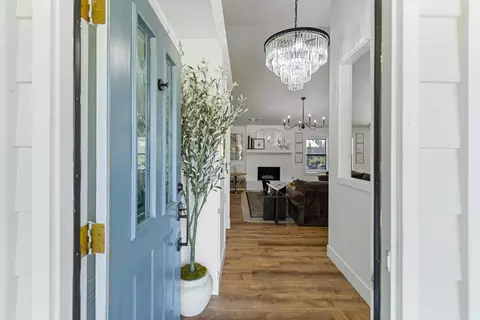 Entry Way - 331 E Washington Ave, Tulare, CA 93274 photo 1 of 6