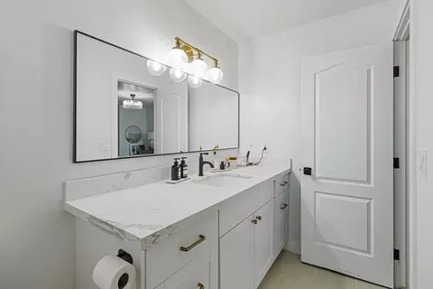 Bath - 331 E Washington Ave, Tulare, CA 93274 photo 3 of 5