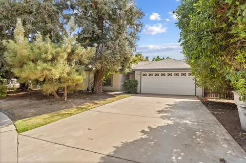 2926 N Elm Ct, Visalia, CA 93291