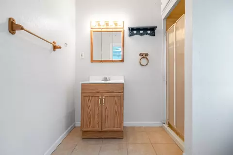 Bath - 15615 Aspen Ave, Ivanhoe, CA 93235 photo 1 of 4