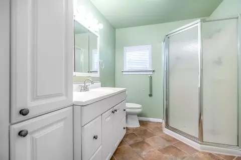 Bath - 15615 Aspen Ave, Ivanhoe, CA 93235 photo 3 of 4
