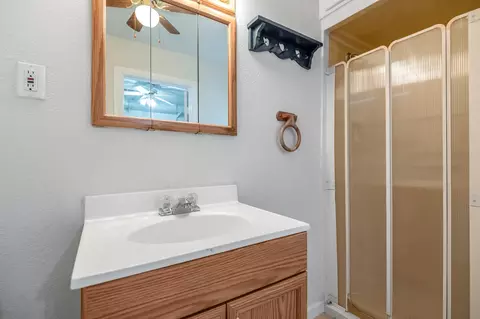 Bath - 15615 Aspen Ave, Ivanhoe, CA 93235 photo 2 of 4