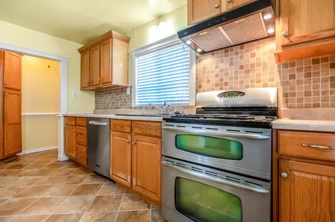 Kitchen - 15615 Aspen Ave, Ivanhoe, CA 93235 photo 3 of 5