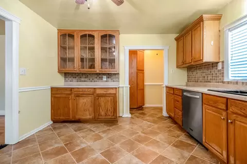 Kitchen - 15615 Aspen Ave, Ivanhoe, CA 93235 photo 4 of 5