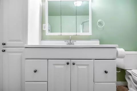 Bath - 15615 Aspen Ave, Ivanhoe, CA 93235 photo 4 of 4