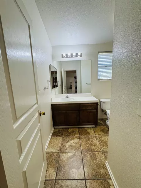 Bath - 1403 Bradley Ct, Exeter, CA 93221 photo 2 of 3