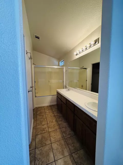 Bath - 1403 Bradley Ct, Exeter, CA 93221 photo 1 of 3