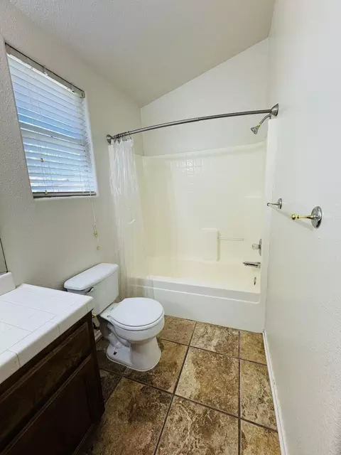Bath - 1403 Bradley Ct, Exeter, CA 93221 photo 3 of 3