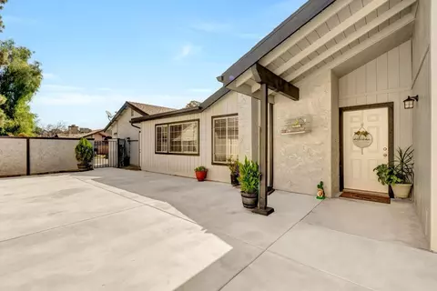 2001 N Woodsville Dr, Visalia, CA 93292