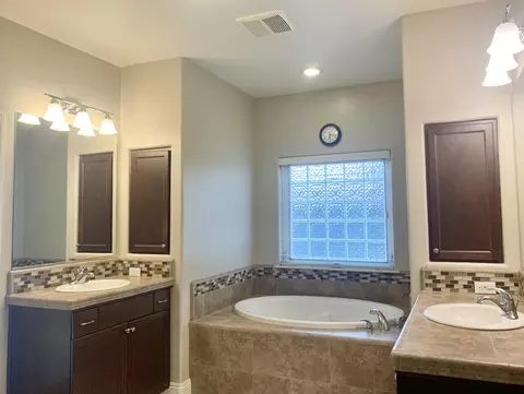 Bath - 3113 E Beech Ct, Visalia, CA 93292 photo 3 of 10