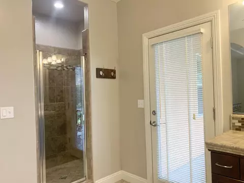 Bath - 3113 E Beech Ct, Visalia, CA 93292 photo 6 of 10