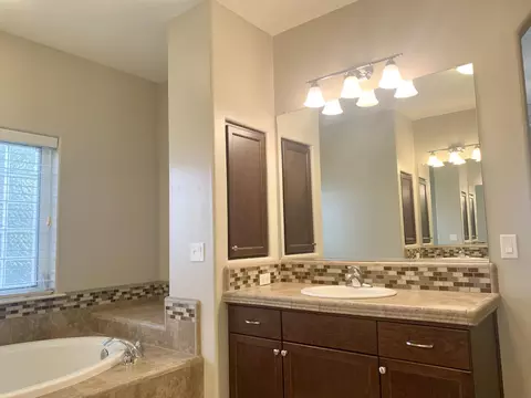Bath - 3113 E Beech Ct, Visalia, CA 93292 photo 4 of 10