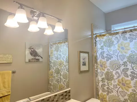 Bath - 3113 E Beech Ct, Visalia, CA 93292 photo 8 of 10
